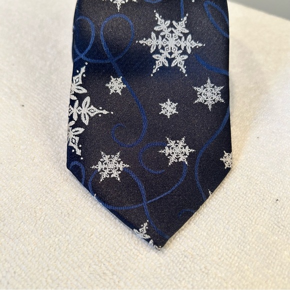 Authentic Hallmark Inc. Holiday Christmas Traditions Tie - Picture 2 of 4